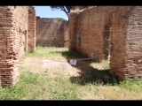 07143 ostia - regio i - insula xii - sede di una corporazione (i,xii,8) - 1. laden re der treppe - bli ri sueden - 06-2024.jpg